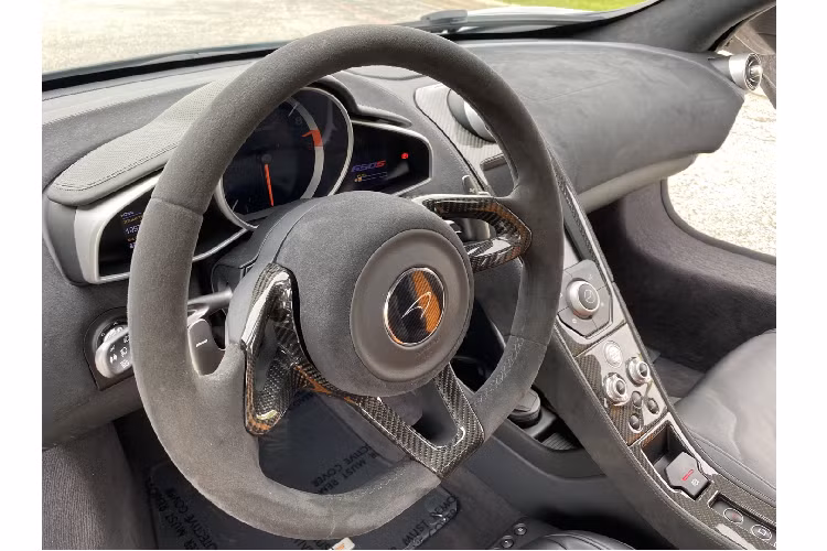 Chiếc xe McLaren 650S đặc biệt này cũng có bộ chia trước độc đáo, bộ khuếch tán phía sau mới, hốc gió trên các vè bánh xe trước và mâm xe 5 chấu có kích thước lần lượt 19 inch và 20 inch lấy cảm hứng từ bộ mâm chiếc McLaren F1 GTR năm 1995.