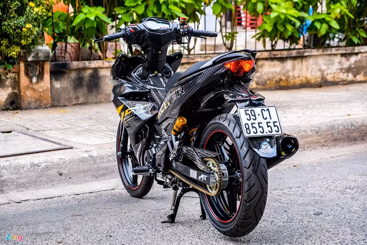 Chiếc xe Yamaha Exciter độ tại TP.HCM được chủ nhân trang bị dàn phụ kiện đắt tiền đến từ các thương hiệu danh tiếng. Tuy nhiên, bộ phận đặc biệt nhất trên xe là dàn áo carbon được sản xuất bởi thợ Việt. 