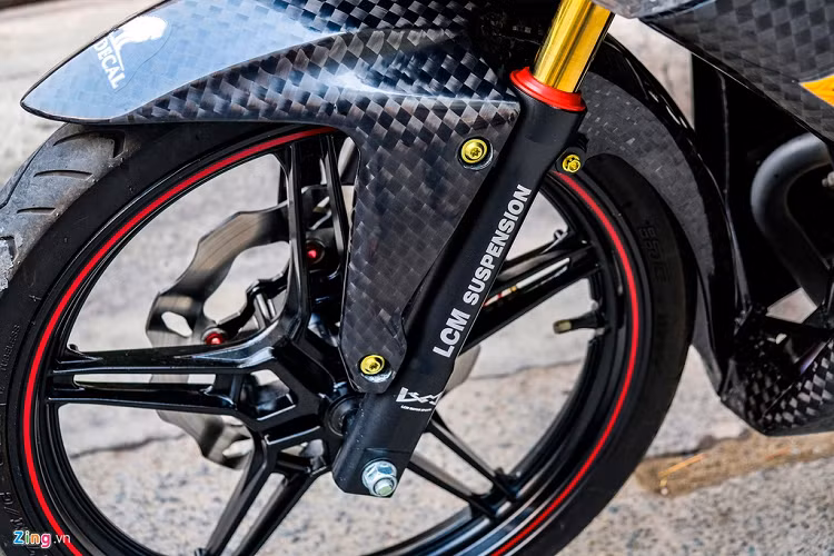 Ở phía sau, hệ thống phanh cũng là kẹp phanh Brembo Nickel, đĩa phanh Galfer và pen đạp Brembo Titan. Dầu phanh được truyền đi qua cặp dây dầu Hel U.K bấm đầu Earls cao cấp.