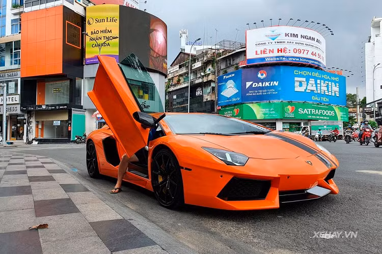 Về thiết kế tổng thể, của siêu xe Lamborghini Aventador LP700-4, có lẽ sẽ không cần nói thêm quá nhiều về vẻ đẹp của siêu phẩm "kế nhiệm" mẫu Murcielago.