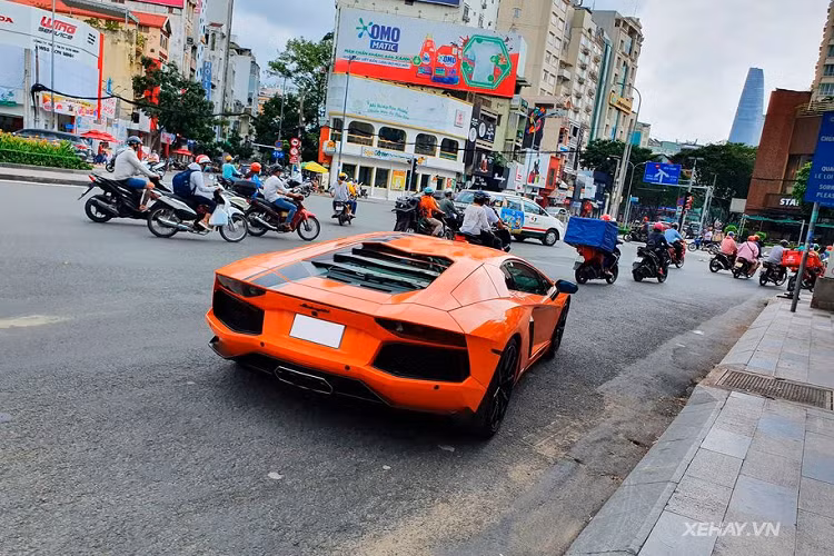 Hệ thống ống xả Volcano do hãng Fi Exhaust chế tạo có có thể điều chỉnh 2 chế độ âm thanh to/nhỏ thông qua một nút bấm. "Trái tim" của siêu phẩm Lamborghini Aventador LP700-4 là khối động cơ V12, dung tích 6.5L, sản sinh công suất tối đa 700 mã lực và mô-men xoắn cực đại 690 Nm.