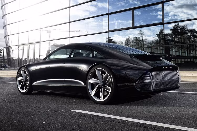 Một điểm đáng chú ý khác của mẫu xe điện Hyundai Prophecy Concept EV liên quan đến ghế ngồi. Trong khi đỗ xe, bạn có thể kích hoạt chế độ thư giãn. Ở chế độ này, các ghế sẽ được cài đặt theo chiều ngang và bảng điều khiển ảo sẽ nhường chỗ cho màn hình của hệ thống thông tin. Lúc đó, cửa kính sẽ bất động. Hệ thống lọc không khí đặc biệt sẽ chịu trách nhiệm cho sự trong lành của không khí trong cabin.