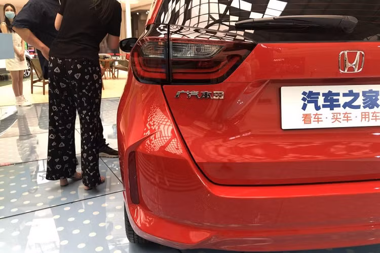 Phần đuôi của Honda Jazz tại Trung Quốc cũng được thiết kế lại vị trí đặt decal phản quang từ ngang thành dọc. Cụm đèn hậu vẫn được giữ nguyên.