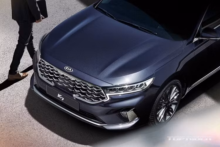 Ngoại thất Kia K7 thế hệ mới bao gồm bộ lưới tản nhiệt đã được tái thiết kế lại các chi tiết bên trong, chuyển từ loại nan dọc mạ crome sang loại hình cánh máy bay sắc sảo hơn. Bên cạnh đó, Kia Motors cũng bổ sung thêm cho mẫu xe này 2 màu sơn xám Interstellar Gray và xám Steel Gray. Ngoài ra, Kia K7 2021 vẫn ở hữu phong cách thiết kế đơn giản và đầy tinh tế. Ở phần đầu xe, nổi bật là bộ mặt ca-lăng hình mũi hổ đặc trưng, cụm đèn chiếu sáng chính gọn gàng với công nghệ đèn Full-Led hiện đại.