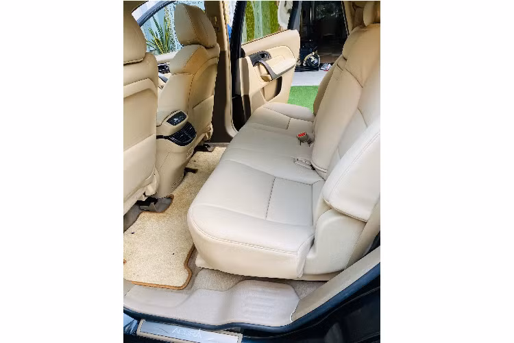 Chiếc Acura MDX đời 2007 trong bài viết là một ví dụ, xe đang được rao bán với giá chỉ 539 triệu đồng. Đây là chiếc xe không còn nguyên bản, khi chủ nhân đã nâng cấp thêm bodykit mới giúp ngoại thất thêm “ngầu” hơn so với kiểu dáng góc cạnh mang phong cách tối giản của MDX.