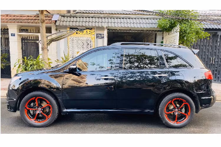 MDX thế hệ thứ 2 sử dụng động cơ V6 3.7L hút khí tự nhiên cho công suất tối đa 300 mã lực tại 6.000 vòng/phút và mô-men xoắn cực đại 366Nm đạt được tại 5.000 vòng/phút. Sức mạnh được truyền xuống bốn bánh (SH-AWD) thông qua hộp số tự động 5 cấp (hoặc 6 cấp từ 2010 – 2013).