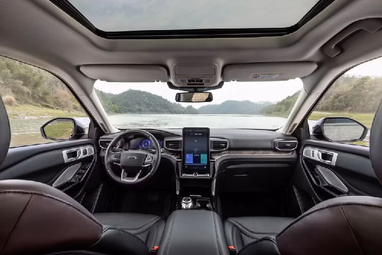 Bên trong, Ford Explorer Platinum 2020 ở thị trường Trung Quốc cũng có một số điểm riêng biệt, nhất là ở khu vực mặt táp-lô và cụm điều khiển trung tâm. Theo đó, mẫu SUV cỡ lớn này được trang bị hệ thống thông tin giải trí SYNC 3 với màn hình cảm ứng 10,1 inch nằm thấp hơn xe ở Mỹ. Màn hình này hỗ trợ cả Apple CarPlay lẫn Android Auto để kết nối với điện thoại thông minh.