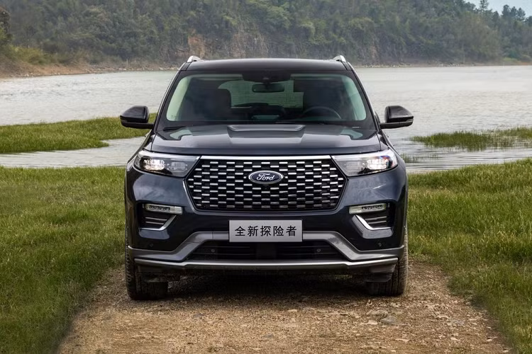 Vị trí mới của màn hình khiến hãng Ford phải sắp xếp lại cụm điều khiển trung tâm của Explorer Platinum 2020 ở thị trường Trung Quốc với ít nút bấm và công tắc hơn. Dự đoán, phần lớn các tính năng trên xe sẽ đều được điều khiển thông qua màn hình trung tâm. Khi mua Ford Explorer 2020, khách hàng Trung Quốc có thể chọn phiên bản 6 chỗ hoặc 7 chỗ. Riêng hàng ghế thứ ba có tính năng gập chỉnh điện.