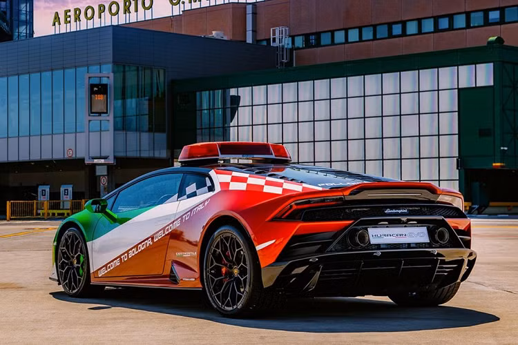 Phía sau được thay đổi khá nhiều khi ống xả được mang lên trên giống với Huracan Performante, khuếch tán phía dưới được kéo dài ra sau cùng một cánh gió nhỏ phía trên.