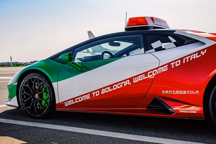 Lamborghini Huracan EVO dẫn đường sử dụng động cơ V10 5,2 lít hút khí tự nhiên của dòng baby-Lambor, nhưng sức mạnh được tinh chỉnh để sản sinh ra 640 mã lực và 600 Nm mô-men xoắn, ngang với mẫu xe “đường đua” Huracan Performante.