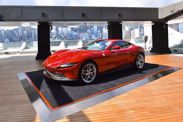 Giá xe Ferrari Roma tại Hồng Kông bắt đầu 2.998.000 đô la HKD, tương đương 9 tỷ đồng. Mức giá này chưa bao gồm các tuỳ chọn của khách hàng.
