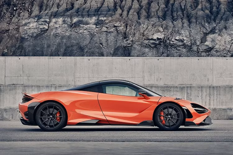 So với thế hệ đàn em 720S vốn đã rất nhanh và mạnh, McLaren 765LT vượt trội hơn với 45 mã lực và 30 Nm, đạt ngưỡng tổng sức mạnh 755 mã và 799 Nm.