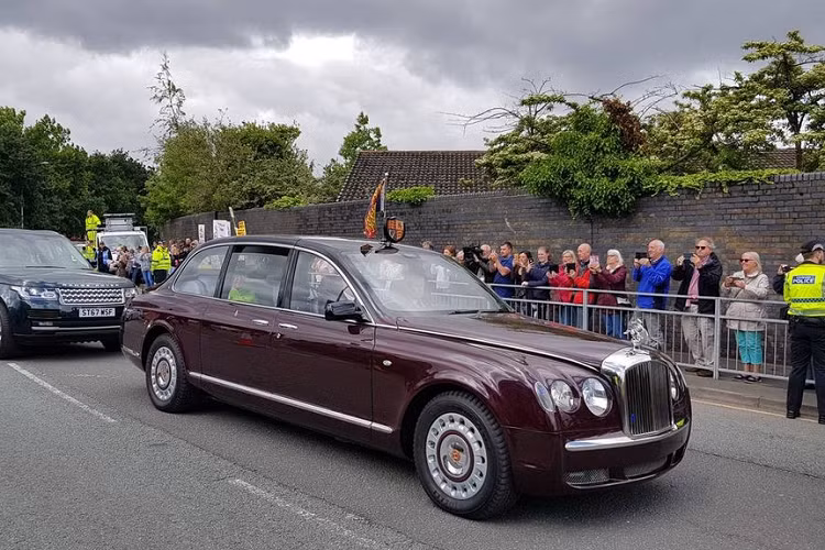 Một trong những lý do khiến chiếc Bentley State Limousine này có mức giá khủng tới vậy đến từ độ hiếm của xe khi chỉ có đúng 2 chiếc trên toàn thế giới. Ngoài ra, chiếc xe này cũng được trang bị các lớp bảo vệ tối tấn và hiện đại để có thể bảo vệ Nữ hoàng trong những tình huống cần thiết.