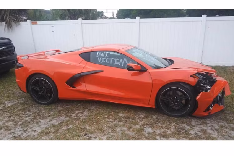 Trước đó vào tháng 8 năm ngoái, một chiếc Corvette C8 cũng từng gặp nạn sau khi “đối đầu” với chiếc Ford Ranger trên đường thử.