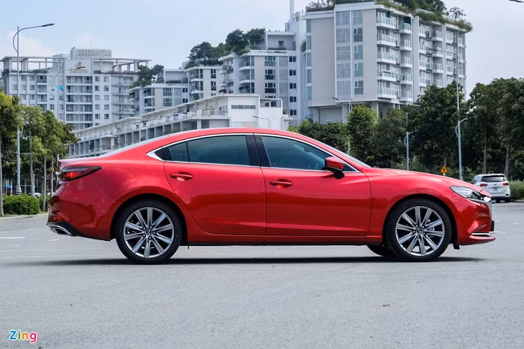 Cả 3 phiên bản Mazda6 2020 đều có các số đo kích thước dài x rộng x cao lần lượt là 4.865 x 1.840 x 1.450 (mm), chiều dài cơ sở 2.830 mm, khoảng sáng gầm 165 mm. 