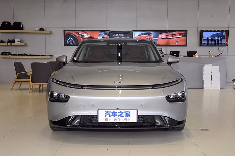 Trực diện đầu xe điện Xpeng P7 trông gọn gàng với dải đèn mỏng kéo dài. Xpeng X7 là đối thủ trực tiếp của Tesla Model 3 với dáng vẻ trơn mượt, kết hợp dải đèn mỏng cả trước và sau. Nội thất của xe có trang bị tới hai màn hình cỡ lớn 12-inch, và ghế ngồi màu đỏ ấm cúng, sang chảnh.