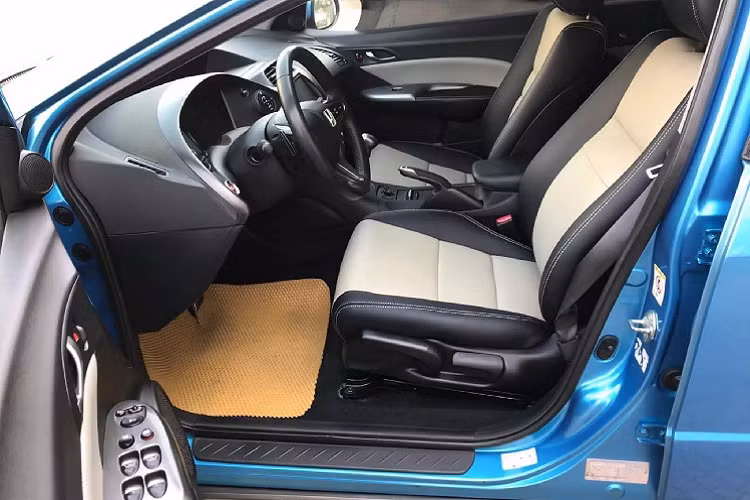Honda Civic Hatchback 5 cửa có nhiều phiên bản động cơ xăng gồm: 4cyl thẳng hàng dung tích 1.4L sử dụng công nghệ điều khiển van biến thiên i-VTEC, hút khí tự nhiên, cho công suất tối đa 83 mã lực tại 5.700 vòng/phút và mô-men xoắn cực đại 119Nm tại 2.800 vòng/phút. Phiên bản động cơ 1.8L i-VTEC cho công suất tối đa 140 mã lực và mô-men xoắn cực đại 174Nm. Sức mạnh được truyền xuống cầu trước (FWD) thông qua hộp số tự động 6 cấp (6AT).