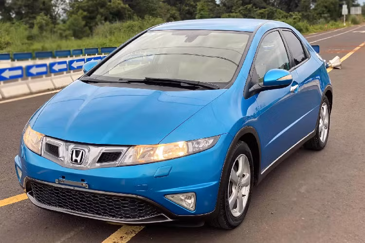 Chiếc Honda Civic hatchback nhập châu Âu này là một hàng độc, mang tính sưu tầm dành cho những tay chơi yêu thích xe Nhật. Là một dòng xe châu Âu và khá hiếm tại Việt Nam, có thể chủ sở hữu sẽ có trở ngại về phụ tùng thay thế, tuy nhiên người chơi có thể yên tâm rằng phụ tùng có thể đặt hàng nếu muốn.