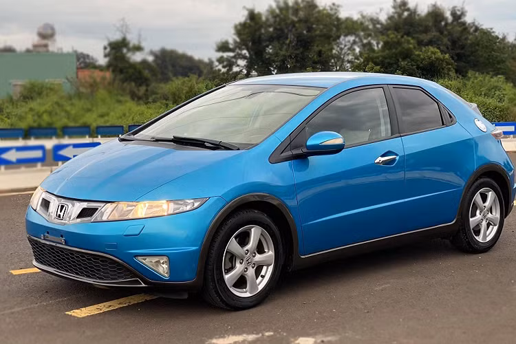 Chiếc Honda Civic Hatchback 5 cửa này là một trong những mẫu xe Civic khá hiếm tại Việt Nam với số lượng xe được đưa về nước chỉ đếm trên đầu ngón tay. Mẫu xe này thuộc đời 2010, đăng ký lần đầu vào năm 2012, xe được nhập khẩu trực tiếp từ Anh Quốc.