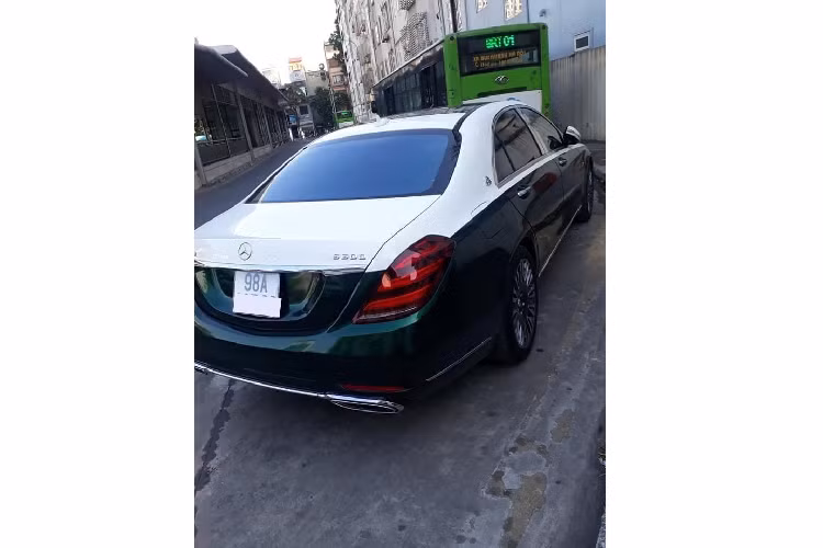 Sẽ không có chuyện gì đáng nói nếu phía đuôi xe của chiếc xe sang Mercedes-Benz S-Class độ body kit của bản Mercedes-Maybach S-Class thế hệ mới nhất không xuất hiện cái logo S93 gây khó hiểu. Hiện tại, giá xe Mercedes-Benz dành cho phiên bản S-Class là từ 4,299 tỷ đồng. Trong khi đó, chiếc xe siêu sang Mercedes-Maybach S-Class rẻ nhất đã có giá bán 7.469 tỷ đồng và đắt nhất là 14.899 tỷ đồng.