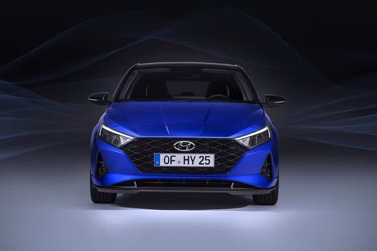 Đầu xe của i20 trẻ trung hơn với thiết kế lưới tản nhiệt với các nan mắt cáo tích hợp trực tiếp vào hệ thống đèn pha LED. Cả hệ thống đèn pha và đèn hậu của xe đều sử dụng công nghệ LED với các ống quang học, thiết kế gấp khúc lạ mắt. Kết nối giữa 2 bên thân xe phía sau là đường viền LED nằm bên dưới logo Hyundai. Trần xe được sơn màu đen, tương phản với phần thân xe.
