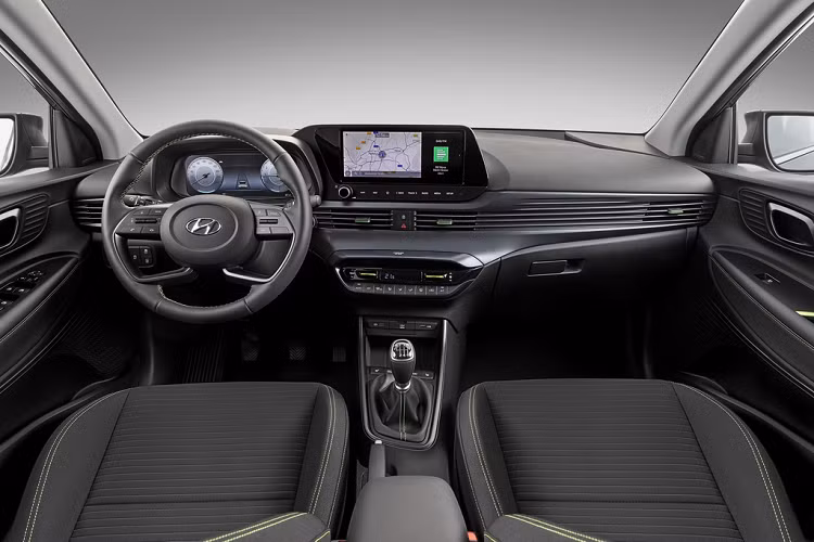 Hyundai cho biết mục tiêu khi thiết kế chiếc i20 là tạo ra không gian rộng rãi thoải mái cho người dùng cùng với những tính năng tiện nghi cũng như giải trí hiện đại. Nét đặc trưng then chốt trong thiết kế nội thất của xe là những đường gân nổi chạy ngang theo chiều dài bảng taplo, cửa gió điều hòa và tapi cửa.