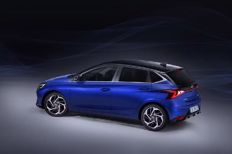 Về mặt vận hành, Hyundai i20 thế hệ mới được trang bị 2 phiên bản động cơ T-GDI dung tích 1.0L, sản sinh công suất tối đa 100 mã lực hoặc 120 mã lực cùng mô men xoắn cực đại 172 Nm. Đây cũng là lần đầu tiên Hyundai i20 được trang bị công nghệ mild-hybrid sử dụng nguồn điện 48 V.