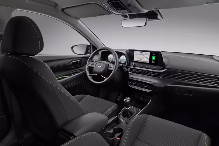 Ngoài ra, giống với xu hướng thiết kế của những hãng xe khác, Hyundai i20 sử dụng 2 màn hình kỹ thuật số có kích thước 10,25 inch để làm bảng đồng hồ taplo cũng như màn hình giải trí trung tâm. Xe được trang bị tiêu chuẩn kết nối điện thoại thông minh Apple Carplay và Android Auto, trong khi đó hệ thống âm thanh cao cấp Bose 8 loa cùng chức năng sạc không dây cho điện thoại là tùy chọn kèm theo.