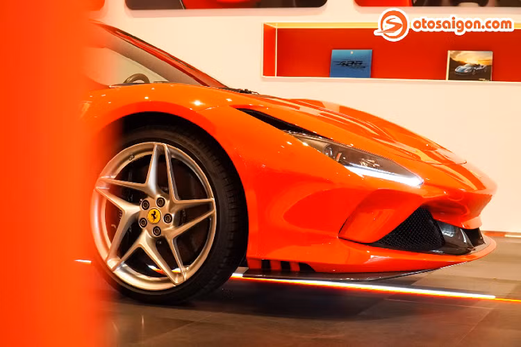 Mặc dù nhìn sơ qua Ferrari F8 Tributo nhìn có vẻ “na ná” 488 GTB, nhưng F8 Tributo sở hữu một thiết kế mới toàn diện. Phần đầu Ferrari F8 Tributo nổi bật với đèn pha LED nằm ngang, bộ khuếch tán khí động học phía trước được chia làm ba với hốc gió lớn góc cạnh mà Ferrari gọi là “S-Duct” nay đã tăng 15% so với 488 GTB.