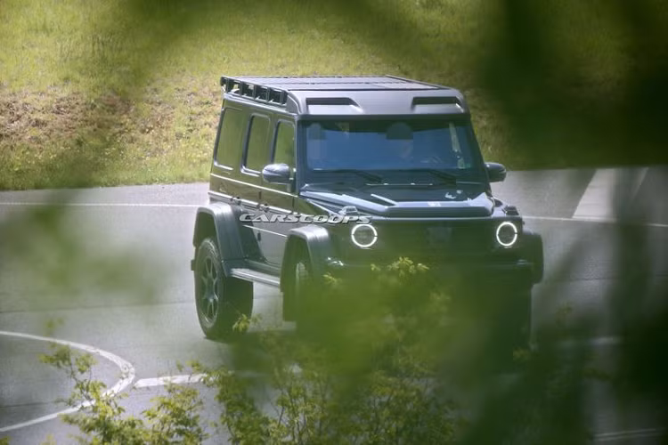 Dù chỉ chụp được từ khoảng cách xa, chúng ta vẫn có thể nhận ra đó là một chiếc Mercedes-Benz GG-Class 4×4² mới vì nguyên mẫu không ngụy trang có các trục cổng và bánh xe lớn, cung cấp một bề ngang lớn. Ngoài ra, chiếc xe trông cũng rất giống với người tiền nhiệm, ngoại trừ việc nó có đèn pha và đèn hậu LED hoàn toàn mới, nội thất cũng được thiết kế lại.