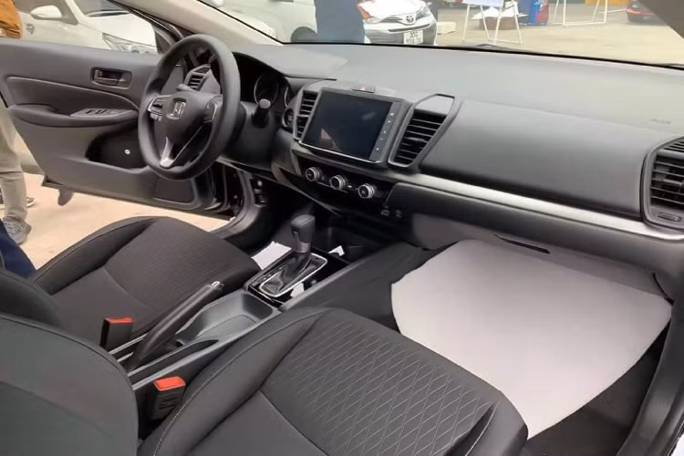 Honda City 2021 sẽ chính thức “lên kệ” tại các đại lý từ cuối tháng 12/2020 này tại khắp các đại lý của Honda Việt Nam (HVN) trên toàn quốc và bắt đầu giao xe đến tay khách hàng từ tháng 1 năm sau 2021. Chính vì thế, nhiều khách hàng mua Honda City 2021 sẽ không kịp để hưởng lợi ưu đãi 50% lệ phí trước bạ đối với ô tô sản xuất, lắp ráp trong nước, khi Nghị định ưu đãi lệ phí trước bạ sẽ hết hiệu lực từ ngày 31/12/2020.