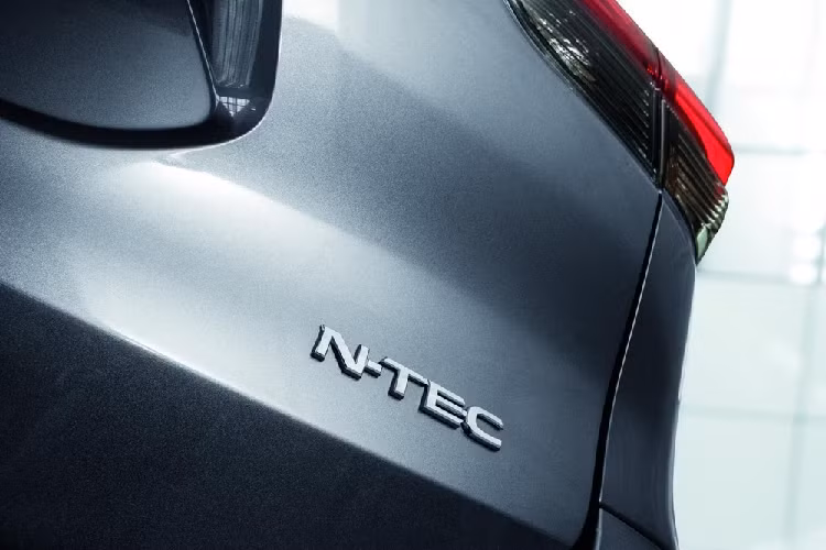 Bước vào bên trong Nissan X-Trail phiên bản giới hạn mới, người lái được chào đón bằng không gian nội thất quen thuộc, trừ ốp bậc cửa có dòng chữ "N-Tec" phát sáng. Thay vì thay đổi thiết kế nội thất của X-Trail N-Tec 2020, hãng Nissan lại chọn cách bổ sung gói an toàn Nissan Safety Shield bao gồm các tính năng tránh va chạm và hệ thống hỗ trợ lái bán tự động ProPilot cho X-Trail N-Tec 2020.