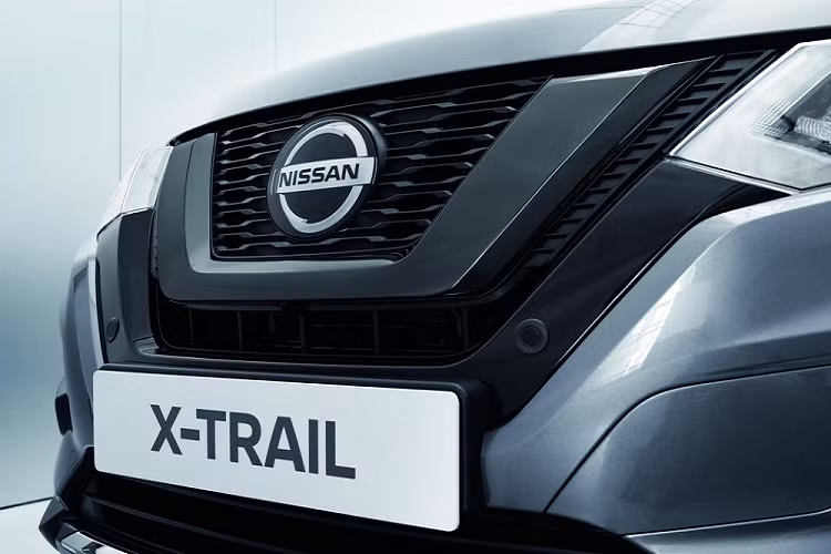 So với phiên bản tiêu chuẩn, mẫu xe SUV Nissan X-Trail N-Tec 2020 sở hữu thiết kế ngoại thất ấn tượng hơn nhờ những chi tiết màu tối như bộ vành hợp kim 18 inch, giá nóc và vỏ gương chiếu hậu màu đen bóng. Trong khi đó, lưới tản nhiệt V-Motion đặc trưng của Nissan X-Trail N-Tec 2020 lại được mạ crôm màu tối.