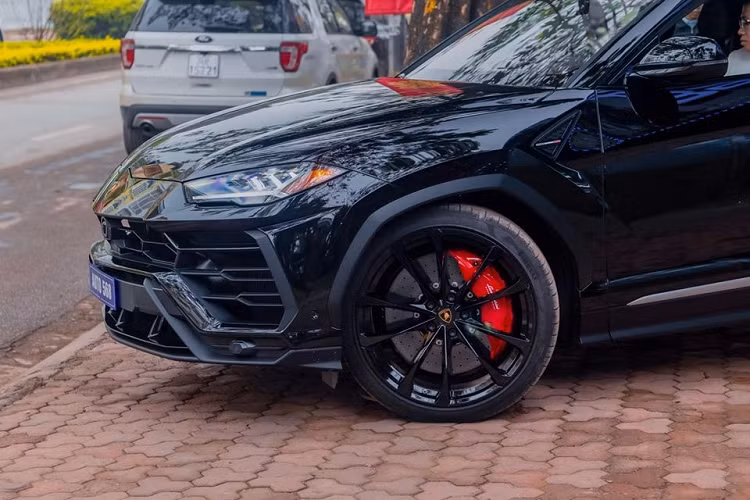 Trong số 8 chiếc Lamborghini Urus tại Việt Nam, siêu SUV của Dương Kon có màu sơn không đụng hàng và được nhập khẩu không chính hãng.