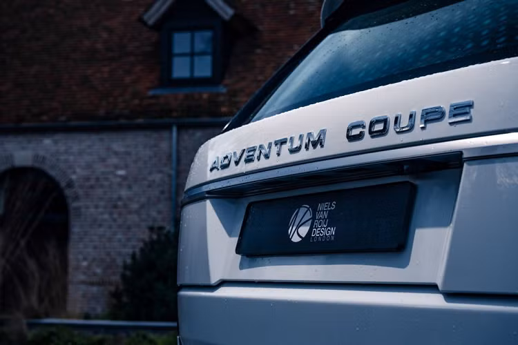 Range Rover Adventum Coupe mới được thiết kế bởi Niels van Roij với thân xe được thực hiện bởi hãng chuyên gia công thân xe Bas van Roomen đến từ Hà Lan. Vì thế, chiếc xe có phần khác biệt đôi chút so với chiếc Range Rover SV Coupe mà Land Rover ra mắt trước đây.