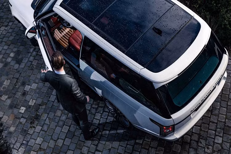 Trên Adventum Coupe, dễ dàng nhận thấy phần mui xe không quá thấp và cong giống trên chiếc SV Coupe mà Range Rover đã ra mắt trước đây. Cột B trên Range Rover được di chuyển vể phía sau để tạo nên chỗ đứng vững chắc hơn cho mui xe trong khi cột A được thiết kế lại để phù hợp hơn với kiểu thiết kế SUV-coupe.