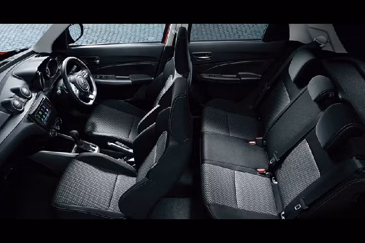 Bước vào bên trong Suzuki Swift 2020, người lái sẽ được chào đón bằng nội thất gần như không khác biệt so với phiên bản cũ. Hãng Suzuki chỉ trang bị màn hình màu đa thông tin 4,2 inch nâng cấp trong bảng đồng hồ, hiển thị thêm thông số tốc độ, và camera 360 độ hỗ trợ đỗ xe cho Swift 2020.