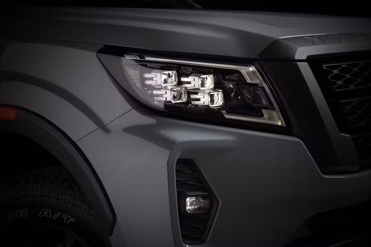 Cụm đèn chiếu sáng mới giúp chiếc Navara trông hiện đại hơn. Cụm đèn này gồm đèn chiếu sáng chính là 4 bóng LED Projector đi kèm đèn daylight hình chữ C.