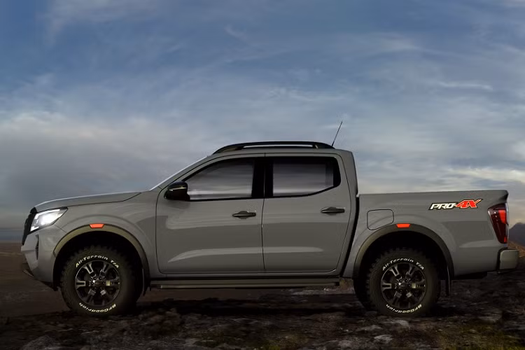 Nắp ca-pô của Nissan Navara 2021 trông cao và hầm hố hơn nhờ đường gân cơ bắp ở giữa. Ốp vòm bánh xe được sơn đen đi kèm bậc cửa mới.