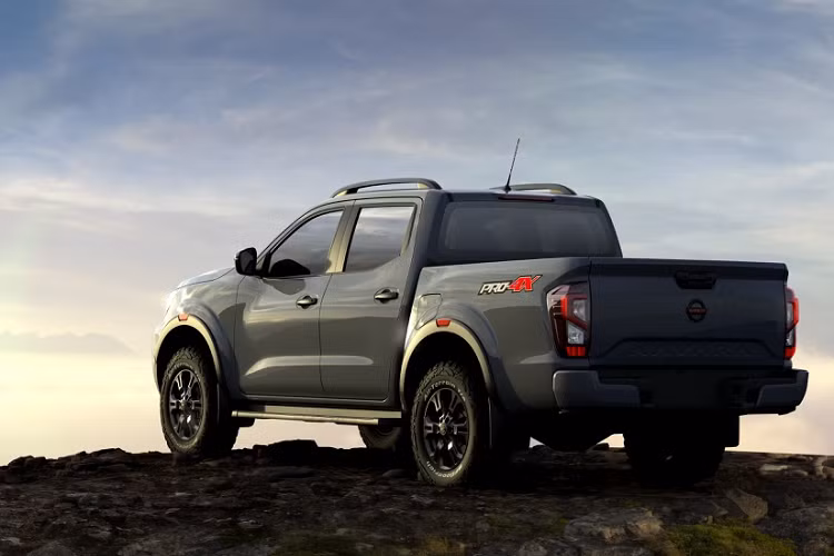 Đây là lần nâng cấp lớn nhất của chiếc bán tải Nissan Navara thế hệ thứ 3 từ khi ra mắt vào năm 2014. Bên cạnh đó, hãng xe Nhật cũng bỏ tên mã NP300 của Navara đời trước. Điều này cho thấy Nissan Navara được thay đổi khá nhiều.