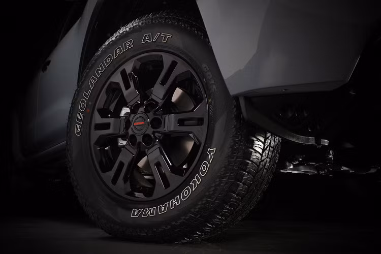 Nissan Navara 2021 có thêm phiên bản cao cấp nhất mang tên Pro-4X nhằm cạnh tranh với Ford Ranger Wildtrak. Theo hãng xe Nhật, phiên bản này hướng tới những khách hàng yêu thích off-road. Phiên bản này có vòm bánh xe rộng hơn và các chi tiết sơn đen như huy hiệu, lưới tản nhiệt, tay nắm cửa, gương chiếu hậu, baga mui, bậc cửa. Xe vẫn đi kèm mâm 17 inch như bản tiêu chuẩn nhưng được sơn đen và bọc bên trong bộ lốp đa dụng
