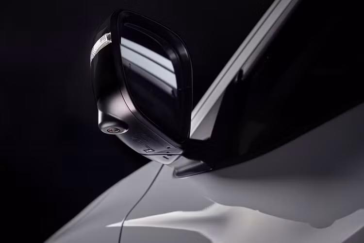 Về an toàn, Navara 2021 có gói tính năng tiêu chuẩn Nissan Intelligent Mobility gồm cảnh báo va chạm phía trước, phanh tự động khẩn cấp, cảnh báo lệch làn đường, camera 360 độ tích hợp phát hiện chuyển động, giám sát điểm mù.