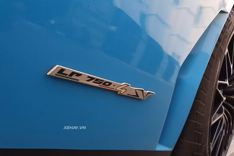 Theo tìm hiểu, chiếc Lamborghini Aventador SV Coupe tại Việt Nam này đã trải qua nhiều lần đổi màu sơn trước khi về tay vị chủ nhân hiện tại. Nguyên bản, siêu phẩm nước Ý sở hữu "bộ cánh" màu xanh dương đậm với nội thất bọc da đen cuốn hút.