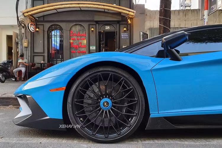 Nhờ ứng dụng vật liệu sợi carbon rộng rãi, Aventador SV coupe có trọng lượng nhẹ hơn 50kg so với bản tiêu chuẩn. Bên cạnh đó, hệ thống giảm chấn thích ứng là trang bị tiêu chuẩn trên phiên bản SV. Các cảm biến sẽ điều chỉnh độ cứng giảm xóc tuỳ thuộc vào tốc độ, điều kiện đường sá…