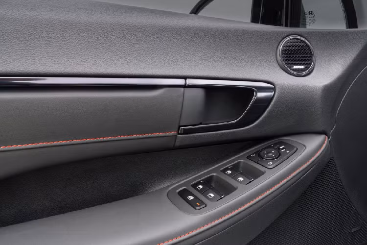 Bên trong, khoang lái của Sonata N Line được Hyundai nâng cấp với chỉ khâu tương phản màu đỏ trên vô-lăng và bộ ghế ngồi thể thao. Bảng táp-lô, táp-pi cửa và bảng điều khiển trung tâm được ốp kim loại mạ crom tối màu. Mẫu xe này sở hữu hệ thống giải trí với màn hình cảm ứng điện dung và bộ loa Bose.