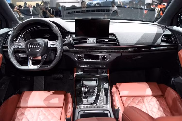 Là một phiên bản kéo dài, Audi Q5L Sportback 2021 sở hữu thông số kích thước DxRxC tương ứng 4.778 x 1.982 x 1.666 mm, chiều dài cơ sở đạt 2.908 mm. Khi so với phiên bản Q5 Sportback thông thường, phiên bản L tại Trung Quốc dài hơn tới 89 mm.