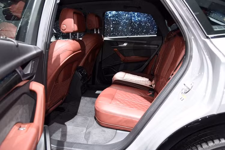 Khác với phiên bản Q5 Sportback 2021 quốc tế, phiên bản L sử dụng động cơ xăng 4 xy-lanh 2.0L tăng áp, sản sinh công suất 187 mã lực ở bản 40 TFSI và 220 mã lực ở bản 45 TFSI. Giá xe Audi Q5L Sportback 2021 mới hiện vẫn chưa được công bố tại Trung Quốc.