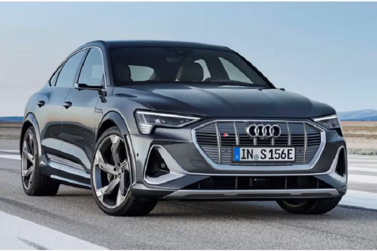 Trong khi mẫu xe đối trọng Mercedes EQC hiện tại chỉ có duy nhất một phiên bản 400 4Matic thì Audi đã công bố thêm phiên bản E-tron S để mở rộng thêm tùy chọn cho khách hàng của mình. Được định vị là phiên bản có hiệu năng cao nhất dòng xe Audi E-tron và E-tron S 2021 sẽ được cung cấp dưới dạng một phiên bản tiêu chuẩn và một biến thể S Sportback.