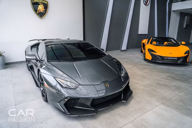Với gói độ đến từ thương hiệu Vorsteiner, chiếc xe được trang bị phần cản trước mới với hốc gió lớn, lip hông cũng như phần đuôi mới được làm hoàn toàn bằng sợi carbon. Ngoài ra, gói độ này còn đem đến cho chiếc xe hốc tản nhiệt dạng mang cá trên vòm bánh trước. Chiếc xe còn sở hữu cánh gió cỡ lớn được làm bằng carbon ở phía đuôi xe. Những chi tiết nâng cấp này của Voirsteiner có giá bán tại Mỹ lên đến 24.500 USD (tương đương 569 triệu đồng).