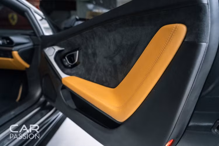 Lamborghini Huracan LP610-4 là dòng siêu xe sử dụng động cơ V10 hút khí tự nhiên thay thế cho dòng sản phẩm Gallardo trước đây. Xe sử dụng động cơ V10 5,2 lít có thể sản sinh công suất cực đại 601 mã lực và mô-men xoắn cực đại 560 Nm. Sức mạnh được truyền đến cả bốn bánh xe thông qua hộp số ly hợp kép 7 cấp, nhờ đó, xe có thể tăng tốc lên 100 km/h trong chỉ 3,2 giây, tốc độ tối đa đạt 325 km/h.